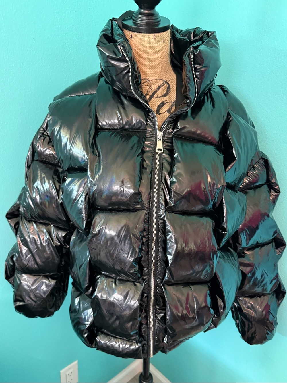 EUC women’s Black AKIRA Bob and Weave Oil Slick Puffer Jacket Size Small
